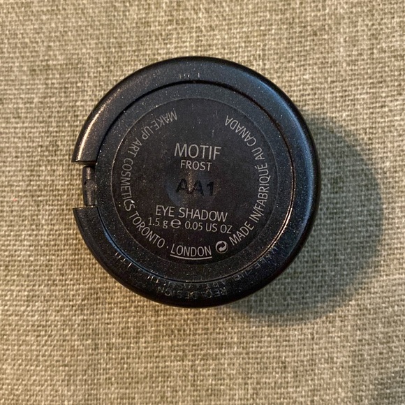 Mac eyeshadow in motif frost - Picture 3 of 3